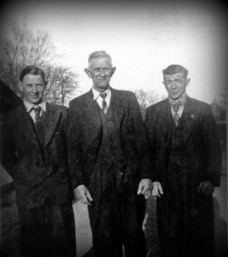 Hans Sophus Alexander Nielsen i midten med svigersøn Peder Pedersen til højre og barnebarn Hans Pedersen til venstre