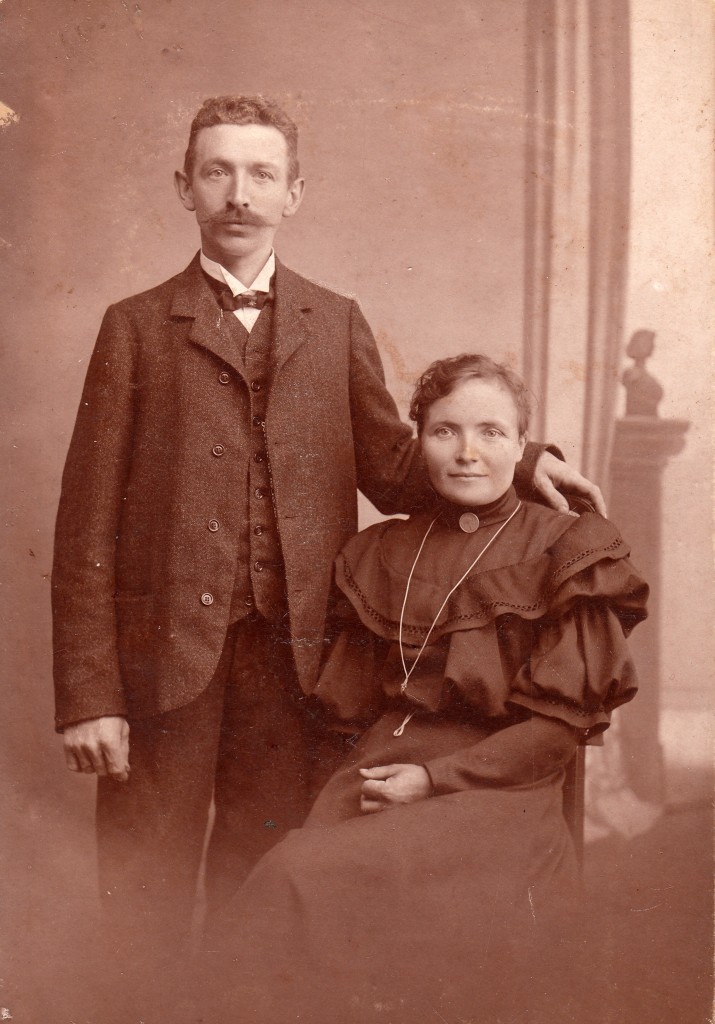 Marie Christine Pedersen, født 1871 i Nakskov, formodentlig sammen med sin mand, Christen Larsen. Billedet er taget i Hillerød.