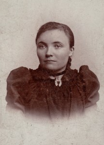 Ungdomsbillede af Marie Christine Pedersen, født 1871 i Nakskov. Billedet er taget i Nyborg formodentlig i perioden 1892-1896, hvor hun er i begyndelsen af 20'erne.