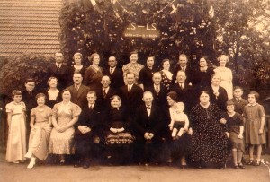Guldbryllupsbillede med Johanna og Lars Kristian siddende i midten med familiemedlemmer omkring sig